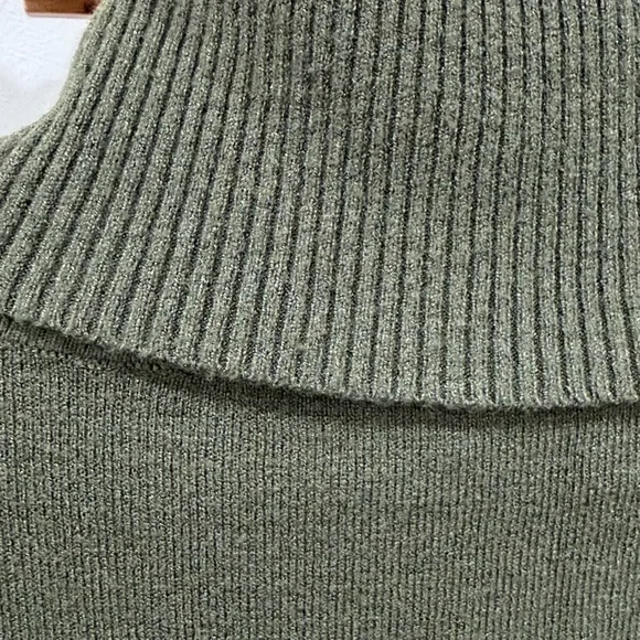 Basic Milano Olive Green Turtleneck Sweater
Size L - Picture 4 of 4